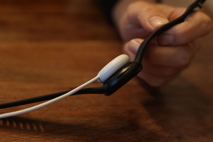 Man sieht die Pixel Watch beim Laden.